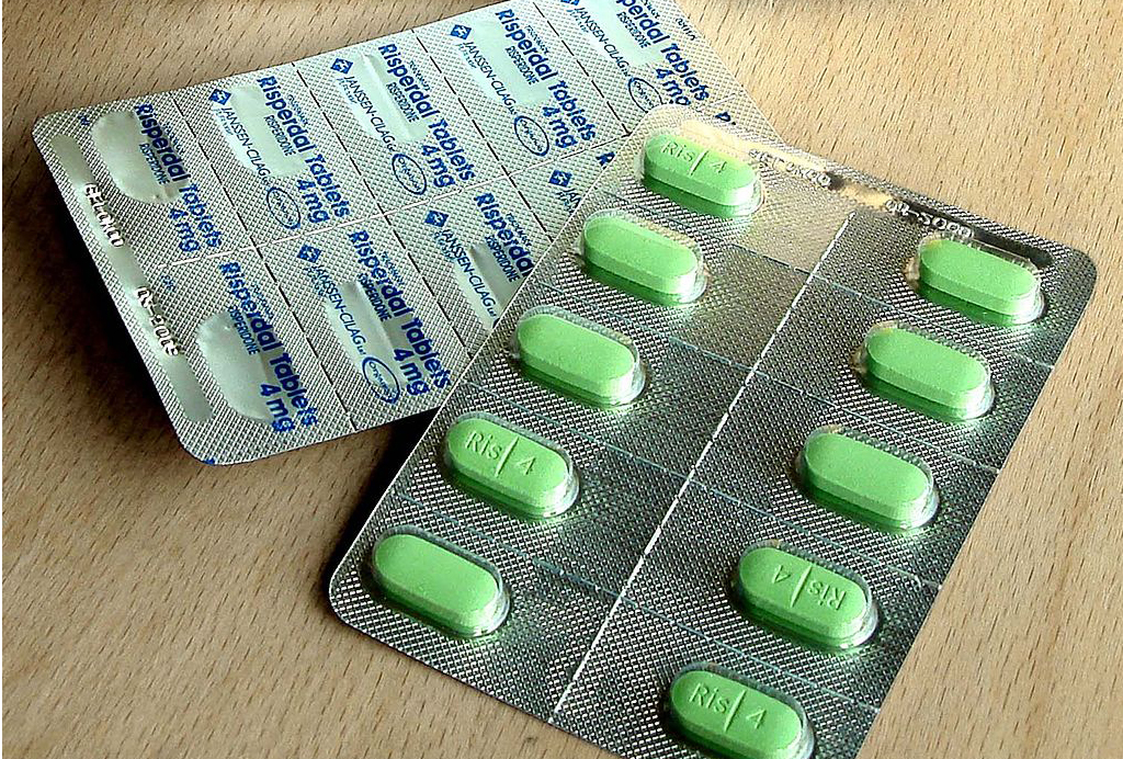 Зеленые антибиотики. Зеленые таблетки. Таблетки зеленого цвета. Зеленые продолговатые таблетки. Зеленые овальные таблетки.